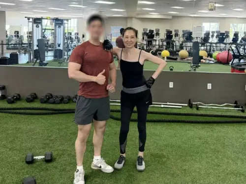 ▲63歲王小鳳（右）目前身材體態仍保養極佳，網友大讚厲害。（圖／摘自小紅書）