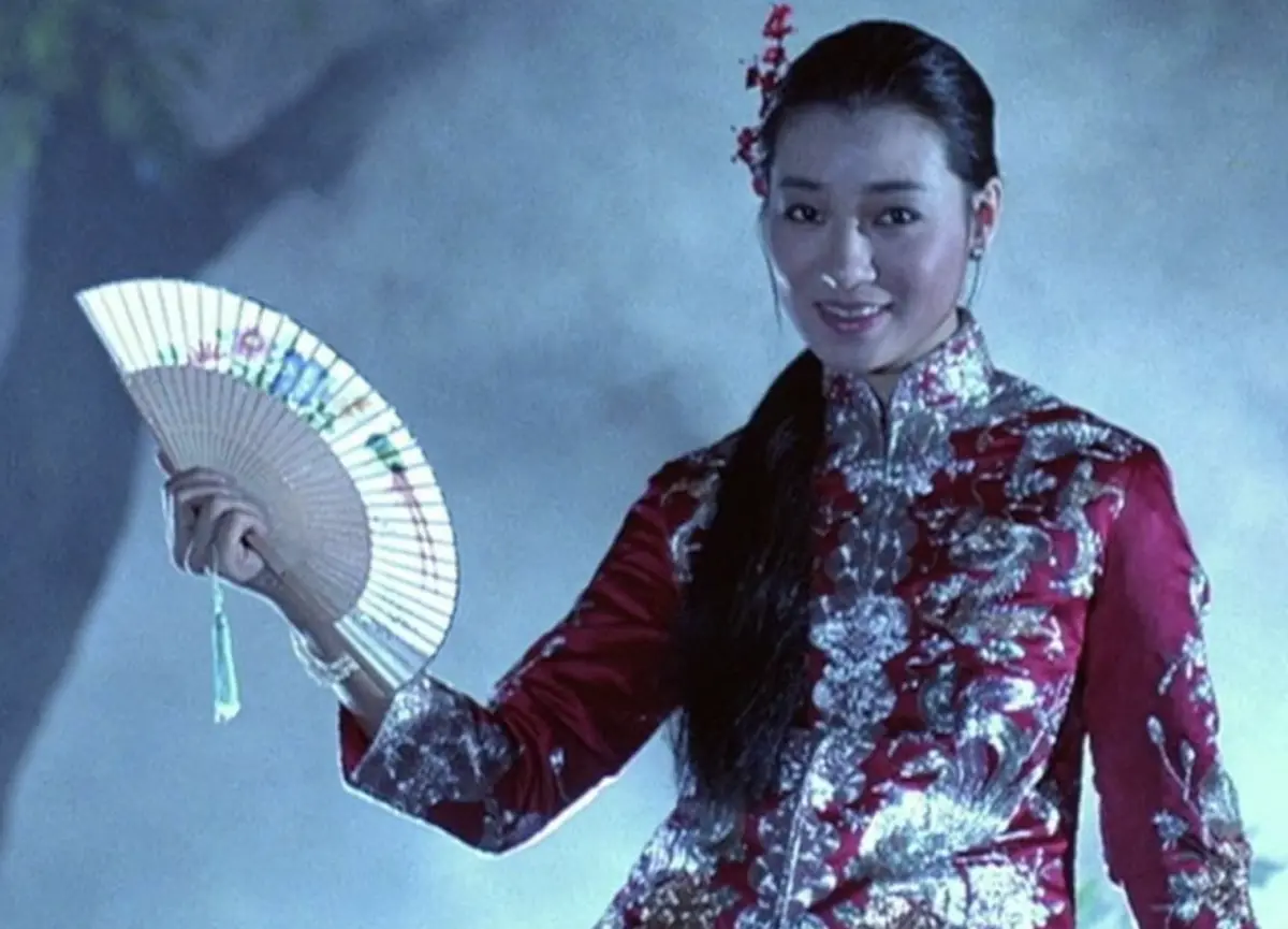 ▲王小鳳在《暫時停止呼吸》扮演女鬼，號稱銀幕「最美鬼后」，和王祖賢齊名。她現年63歲，近日網友曝光她的模樣，只見身材體態保養極佳，被讚以她的年紀確實很厲害。（圖／摘自IMDb）