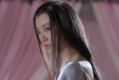  ▲王小鳳飾演的女鬼，在淒豔之中仍不時會有讓人不寒而慄的表情。（圖／摘自IMDb）