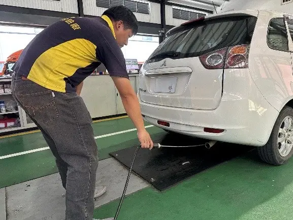 ▲環境部公告汽油車排氣檢驗新規定，汽油車輛排氣檢測標準與設備將更加嚴謹，（圖／環保局提供）