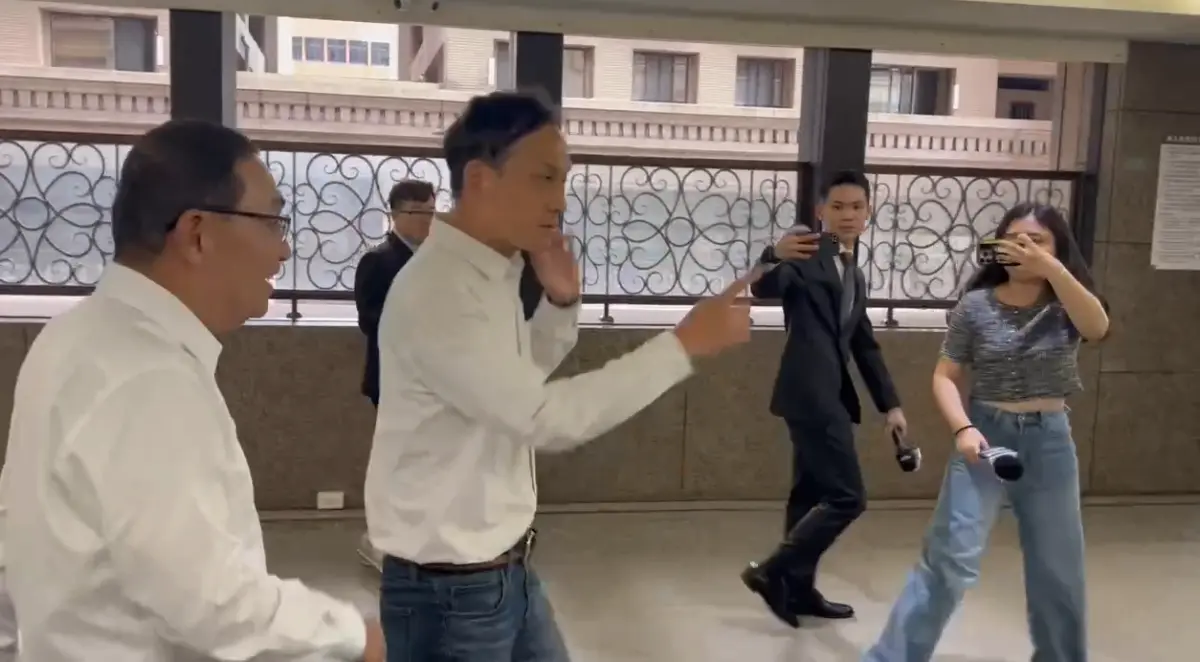 ▲國民黨立委葉元之今上午在新北市長侯友宜陪同下前往投票。（圖／翻攝畫面）