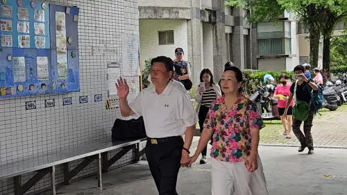 726大罷免/童子賢不道歉就告到底?傅崐萁現身投票回應了 ▲傅崐萁與徐榛蔚一起抵達投開票所。(圖/記者劉松霖攝)