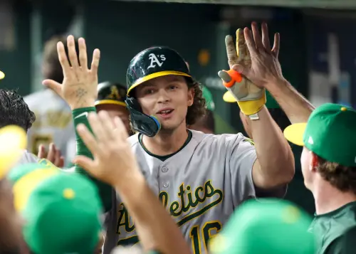 奧克蘭運動家隊的新人重砲Nick Kurtz,在今(26)日對戰太空人隊的比賽中演出驚世表現,6打數6安打,包括4支全壘打、1支二壘安打與1支一壘安打,貢獻8分打點與6次得分,完成幾近完美的單場壯舉。 ▲奧克蘭運動家隊的新人重砲Nick Kurtz,在今(26)日對戰太空人隊的比賽中演出驚世表現,6打數6安打,包括4支全壘打、1支二壘安打與1支一壘安打,貢獻8分打點與6次得分,完成幾近完美的單場壯舉。(圖/美聯社/達志影像)