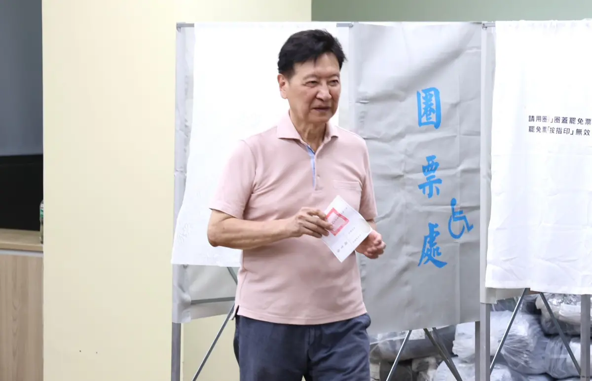 ▲前中廣董事長趙少康蓋完罷免票，竟直接亮票給媒體拍攝。（圖／記者朱永強攝影）