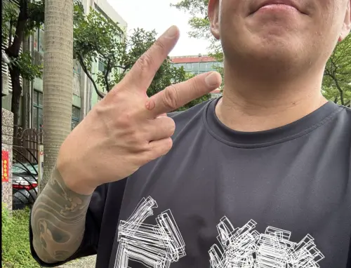 ▲杜汶澤今早去大罷免投票,他身上穿著的T恤則有「台灣」字樣。(圖/摘自FB) ▲杜汶澤今早去大罷免投票,他身上穿著的T恤則有「台灣」字樣。(圖/摘自FB)