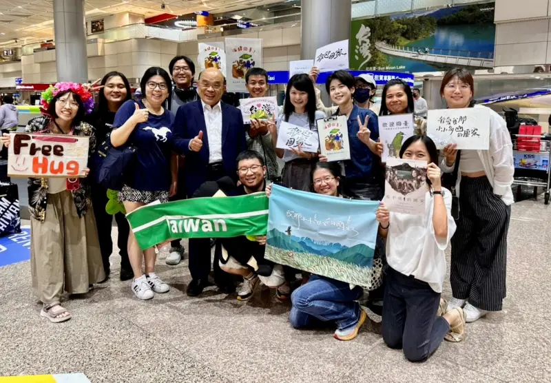 ▲前行政院長蘇貞昌26日清晨去機場接返國的女兒，意外遇到一群「接機超人」。（圖／翻攝自蘇貞昌臉書）