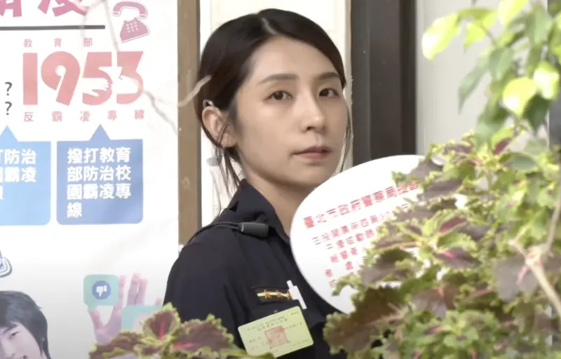 ▲ 726大罷免，金甌女中的投票所，有一名執勤的女警，因為高顏值引發討論。（圖／翻攝畫面）