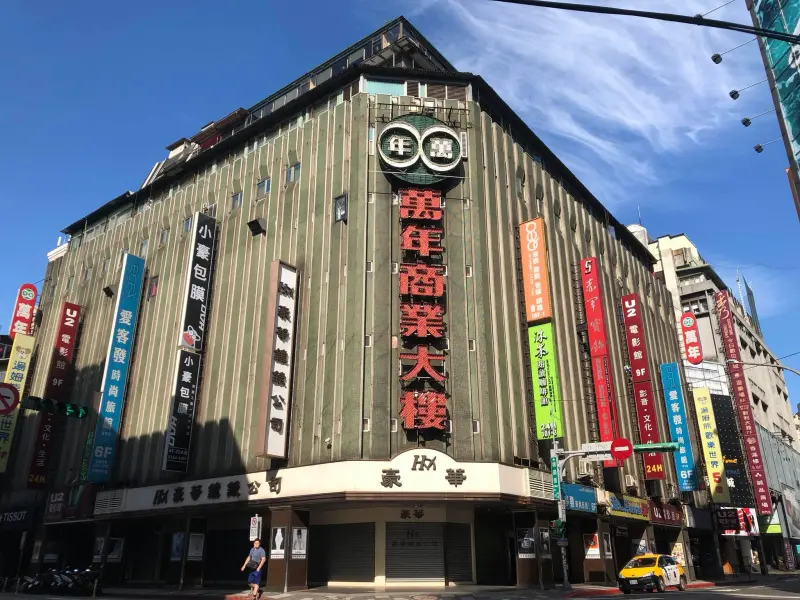 ▲西門町萬年商業大樓近日又爆出一番賞藏籤爭議，出事店家過去還被孫生踢爆過。事發至今，有前店員出面爆料「若自製一番賞被客人抽中大獎，還會被老闆娘被處罰。」（圖／萬年商業大樓臉書）