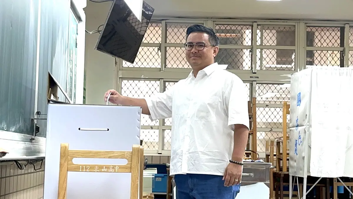 ▲黃健豪是台中三位立委最晚投票的，他透露上午先陪女兒去上缺席甚久的親子課程。（圖／記者顏幸如攝，2025.07.26）