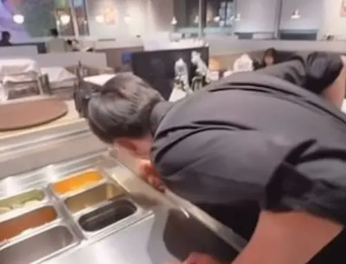 有網友在threads上分享一段影片,一名身穿黑色制服的男店員疑似與拍攝者在玩「你說我做」挑戰,先去舔了抹布後,再舔用餐區平台,引發眾怒,事後確認就是古拉爵員工。(圖/翻攝threads) ▲有網友在threads上分享一段影片,一名身穿黑色制服的男店員疑似與拍攝者在玩「你說我做」挑戰,先去舔了抹布後,再舔用餐區平台,引發眾怒,事後確認就是古拉爵員工。(圖/翻攝threads)
