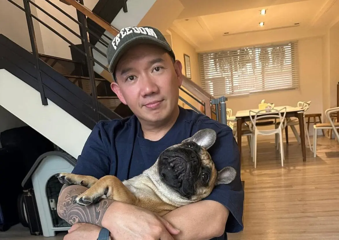 ▲ 已移居台灣數年，取得台灣身分證的港星杜汶澤，今天上午完成大罷免投票，之後在投票所自拍發布圖文，表示隱約聞到自由的氣味。（圖／摘自FB）