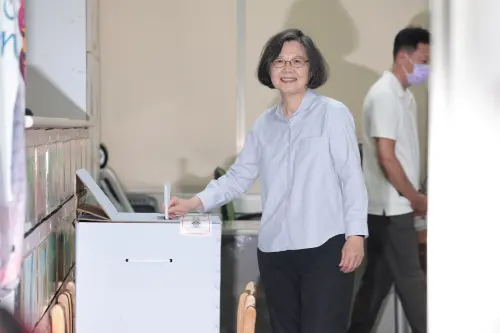 726大罷免／催票機！蔡英文現身投票　被問罷免正當性、僅露微笑
