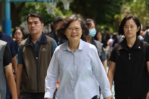 ▲前總統蔡英文下午前往台北建安國小進行投票，全程面露笑容，心情看起來相當不錯。（圖／記者朱永強攝）