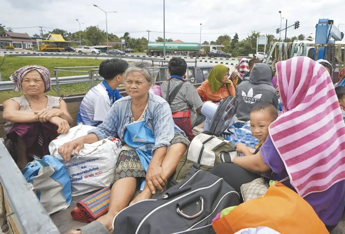 ▲泰柬邊境衝突造成大量居民逃離家園，超過10萬人被迫撤離至安全地區。（圖／美聯社／達志影像）