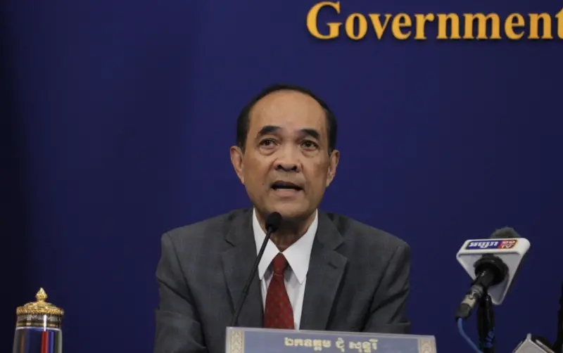 ▲柬埔寨政府發言人召開記者會，呼籲泰國立即停火並透過外交途徑化解邊境衝突。（圖／翻攝自柬中時報）