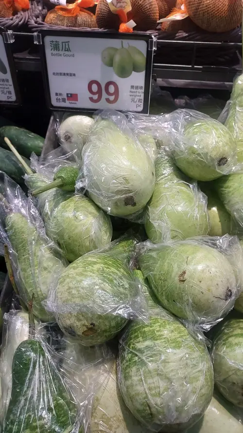 ▲颱風丹娜絲造成菜價飆漲，網友發現目前在家樂福賣場，蒲瓜一顆99元，直呼價錢太誇張。（圖／家樂福Carrefour商品網友真心話臉書）