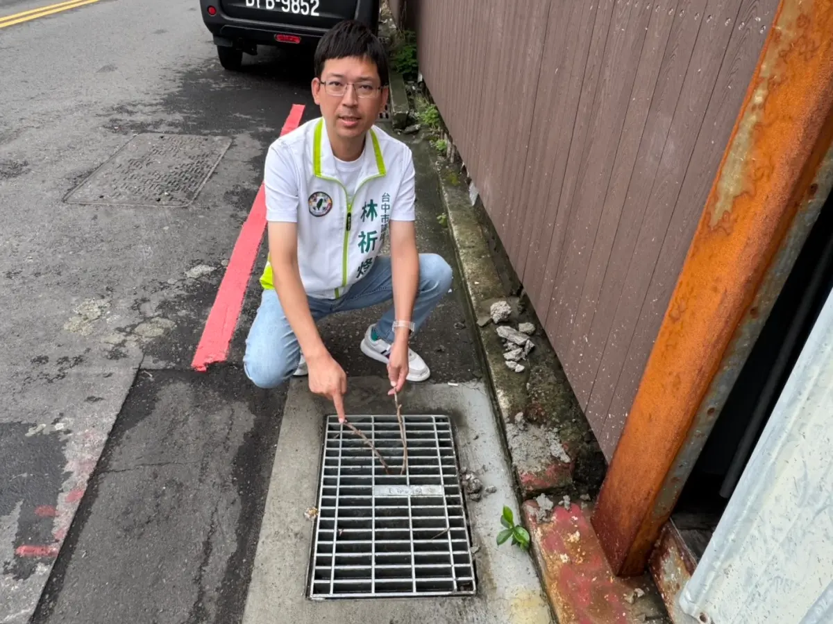 ▲議員林祈烽指出，北區崇德殯儀館對面嚴重積水，水位遲遲未退，質疑市府未落實側溝清淤及排水系統檢修。(圖／林祈烽提供2025.7.26)