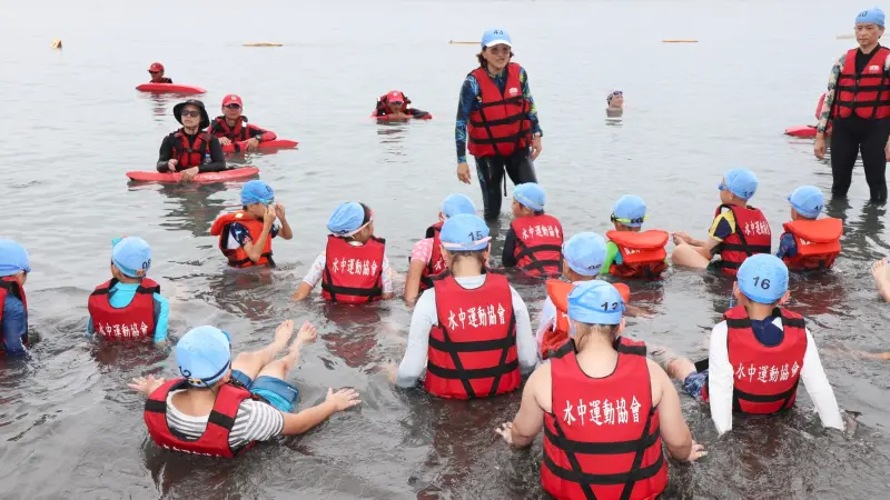 ▲教練仔細說明安全規範與教學體驗內容，下水後也是全程由教練在旁陪同，讓每個參加的小朋友暑假都擁有最安全的水域體驗，擁有重視水域安全與自我防範意識。（圖／高市府教育局提供）