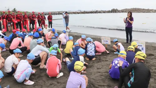 ▲高市透過開放性水域實作課程，讓學生面對真實環境，將防溺知識轉化為實際行動能力。（圖／高市府教育局提供）