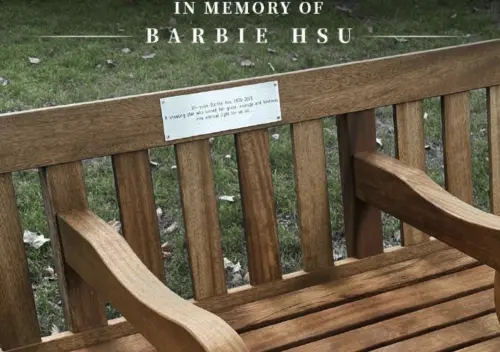 ▲大S紀念椅在英國倫敦的公園內落成,讓粉絲既感動又感慨。(圖/摘自微博) ▲大S紀念椅在英國倫敦的公園內落成,讓粉絲既感動又感慨。(圖/摘自微博)