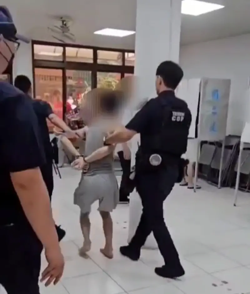 ▲ 今（26）日上午10時55分，新北市中和區城龍登科社區第495投開票所驚傳民眾妨害選務事件。一名46歲董姓男子被指控未將選票投入票匭，還試圖將頭伸入票匭口，導致設備損壞，甚至對勸阻的員警出言不遜。（圖／翻攝畫面）