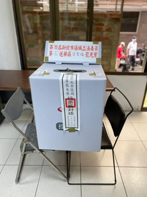 ▲ 今（26）日上午10時55分，新北市永和區城龍登科社區第495投開票所驚傳民眾妨害選務事件。一名46歲董姓男子被指控未將選票投入票匭，還試圖將頭伸入票匭口，導致設備損壞，甚至對勸阻的員警出言不遜。（圖／翻攝畫面）