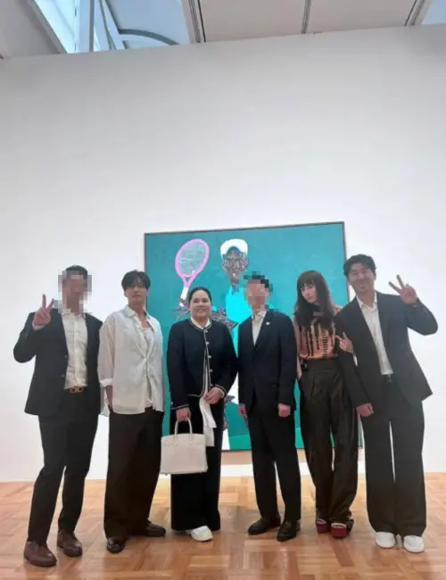 ▲元斌（左2）跟李奈映（右2）拍照時站超遠。（圖／翻攝自韓網）