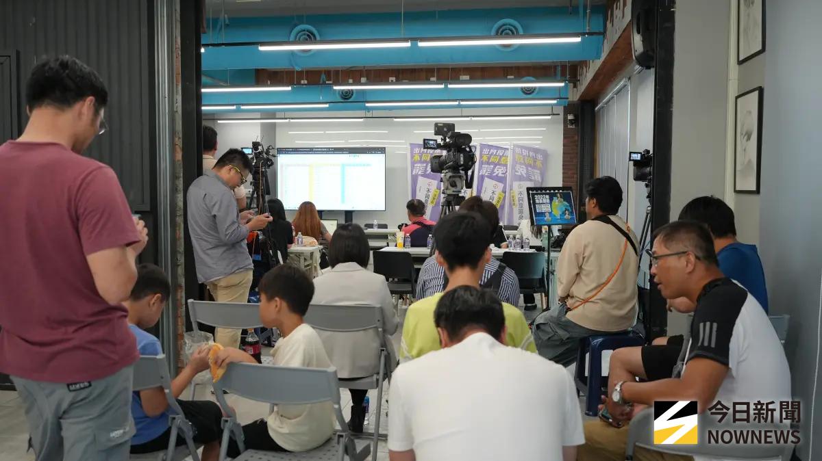 ▲726大罷免，支持者聚集反罷總部，關心新竹市長高虹安開票情形。（圖／記者呂炯昌攝，2025.07.26）