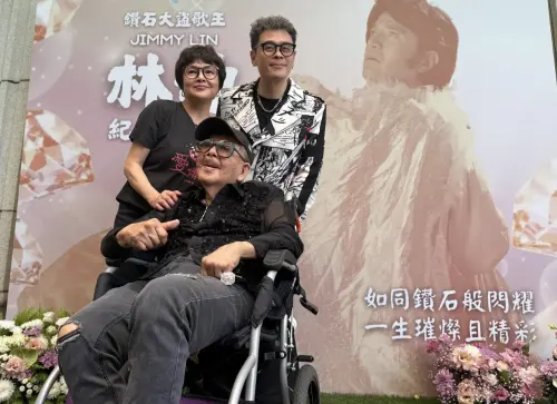 ▲「鑽石歌王」林沖追思會，林沖養子林凱文（右一）透露他生前最愛香水，因此贈送來賓的伴手禮也就是香水。84歲林松義（中）一度傷心老友去世而痛哭，經由紀寶如（左）安慰，情緒緩和下來，也能夠暫時露出笑容。（圖／記者蘇詠智攝）