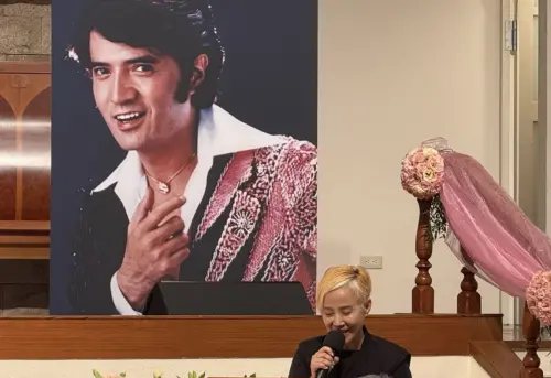 ▲李明依(中下)擔任「鑽石歌王」林沖追思會的司儀,一面也回想起他生前彼此相處的點滴。(圖/記者蘇詠智攝) ▲李明依(中下)擔任「鑽石歌王」林沖追思會的司儀,一面也回想起他生前彼此相處的點滴。(圖/記者蘇詠智攝)