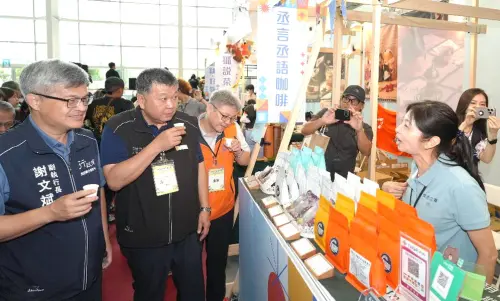▲勞動力發展署高屏澎東分署分署長郭耿華(左2)陪同行政院南部聯合服務中心副執行長謝文斌(左1)視察各攤位展售特色手創商品等。(圖/勞動部高屏澎東分署提供) ▲勞動力發展署高屏澎東分署分署長郭耿華(左2)陪同行政院南部聯合服務中心副執行長謝文斌(左1)視察各攤位展售特色手創商品等。(圖/勞動部高屏澎東分署提供)