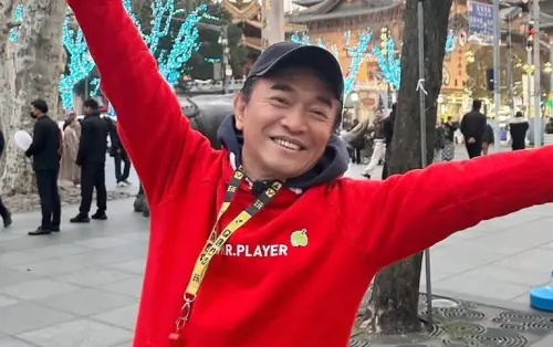 ▲726大罷免／吳宗憲現身新加坡！手機追開票近況：心與大家同在。（圖／吳宗憲FB）