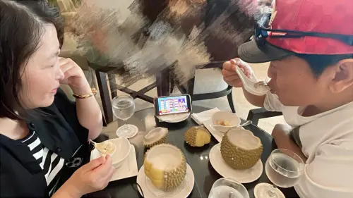 ▲726大罷免／吳宗憲現身新加坡！手機追開票近況：心與大家同在。（圖／吳宗憲FB）