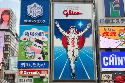 ▲大阪道頓堀的「格力高跑跑人」第6代看板更新，將保留雙手高舉、向前奔跑的經典姿勢及原有尺寸，並升級LED技術，跑者標誌則改名為「Glico的跑者」。（圖／記者賴禹妡攝）