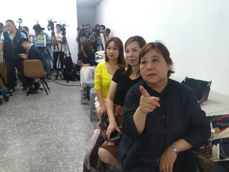 ▲國民黨立委牛煦庭支持者緊盯轉播螢幕，關心最新票數。（圖／記者張鴻儀攝）