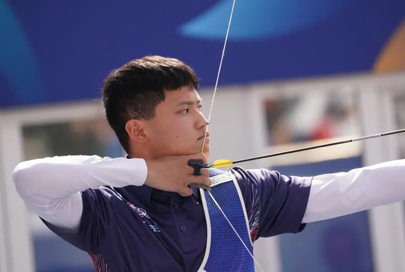 ▲台灣射箭好手湯智鈞以6：5擊敗中國選手秦望愉，勇奪金牌，成為繼2005年郭振維後，台灣暌違20年再度奪下男子反曲弓個人賽金牌。（圖／大專體總提供）