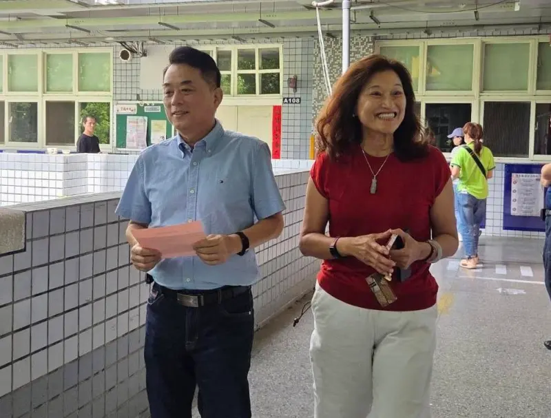 ▲國民黨立委魯明哲（左）發表反惡霸成功宣言，認罷免未通過。（圖／翻攝魯明哲臉書）