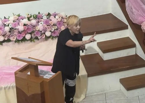 ▲李明依(如圖)今日擔任「鑽石歌王」林沖追思會的司儀,推崇林沖的生命力超強大。(圖/記者蘇詠智攝) ▲李明依(如圖)今日擔任「鑽石歌王」林沖追思會的司儀,推崇林沖的生命力超強大。(圖/記者蘇詠智攝)