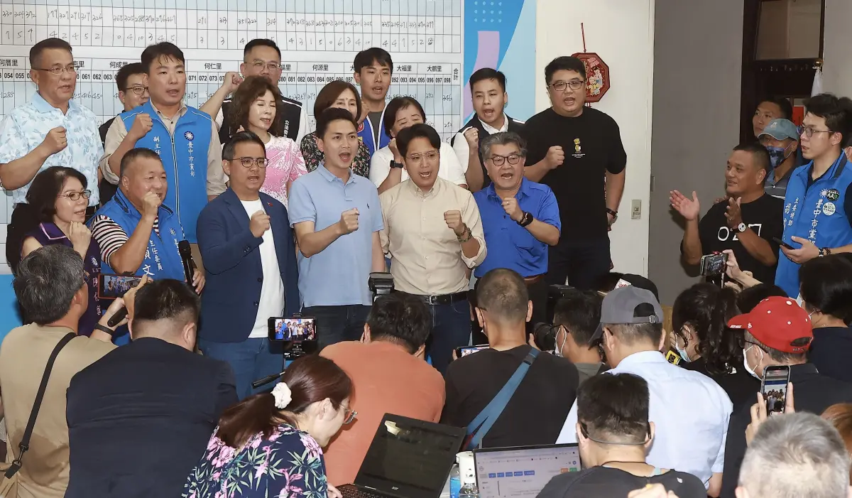 ▲廖偉翔、黃健豪、羅廷瑋通過罷免的考驗，和支持者一起高喊為台中加油（圖／記者葉政勳攝，2025.07.26）