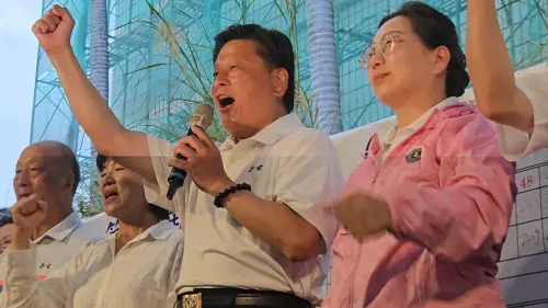 726大罷免/同意票達標仍無用!傅崐萁過關喊「台灣有公道」 ▲罷免案投票結束上台致詞時,傅崐萁振臂高呼勝利。(圖/記者劉松霖攝)