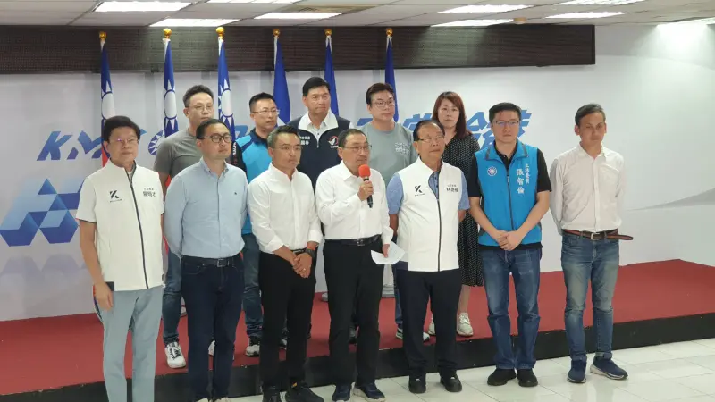 ▲侯友宜率藍委向支持者鞠躬感謝。（圖／何哲欣攝，2025.07.26）