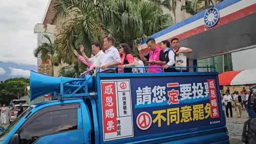 726大罷免/同意票達標仍無用!傅崐萁過關喊「台灣有公道」 ▲傅崐萁離開國民黨花蓮縣黨部,與太太、花蓮縣長徐榛蔚搭上宣傳車,立刻進行謝票行程。(圖/記者劉松霖攝)