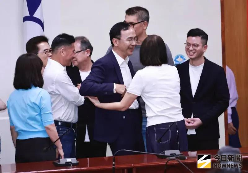 ▲國民黨主席朱立倫稍早發表談話。（圖／記者林怡昕攝，2025.07.26）