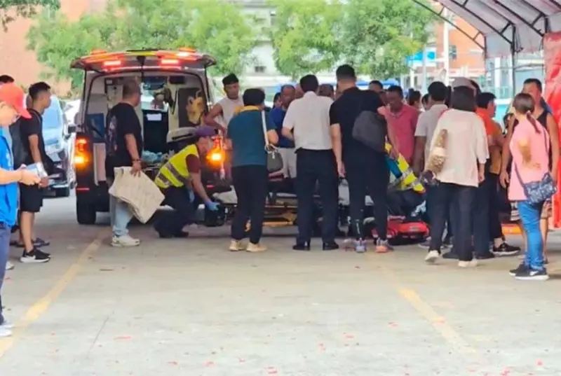 ▲桃園市第二選區立委涂權吉宣布罷免沒過時，現場一名73歲男子吃肉包時噎到，民眾緊急報案並施予急救。(圖／翻攝畫面)