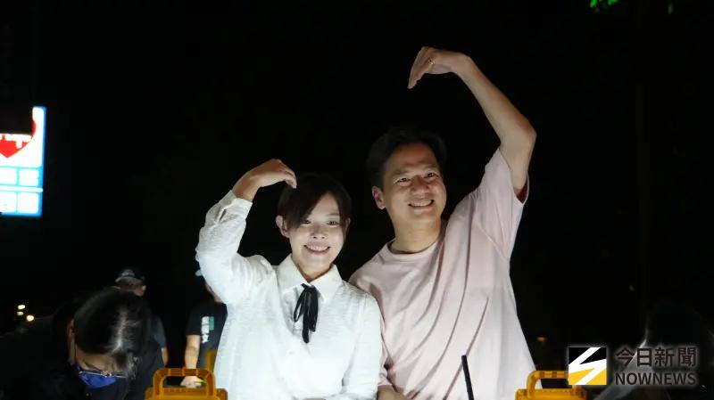 ▲新竹市長高虹安罷免失敗，晚間與代理市長邱臣遠掃街感謝選民。（圖／記者呂炯昌攝，2025,07.26）