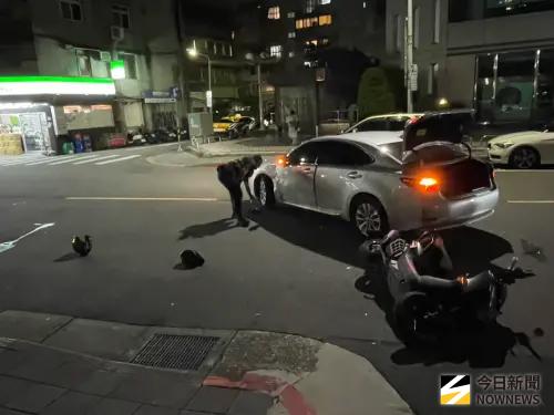 ▲台北市光復北路11巷，今(26)日晚上約八點左右，發生一起汽車與機車相撞意外，一名年約25歲的機車騎士送醫治療。(圖／翻攝畫面)