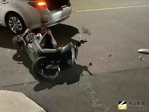 ▲台北市光復北路11巷，今(26)日晚上約八點左右，發生一起汽車與機車相撞意外，一名年約25歲的機車騎士送醫治療。(圖／翻攝畫面)