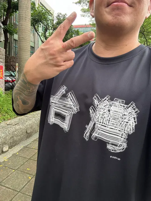 ▲杜汶澤726一大早穿上印有台灣字樣的上衣，去投票所投票。（圖／杜汶澤臉書）