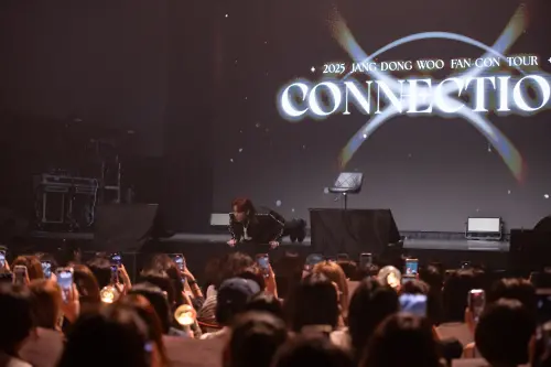 ▲見面會上，張東雨不敵粉絲熱烈要求，現場再做伏地挺身。（圖／網銀國際影視）