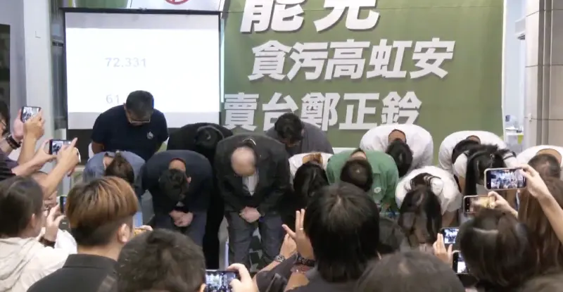 ▲柯建銘晚間現身新竹市黨部，鞠躬向罷團與志工們致謝，並表示承認失敗、尊重結果。（圖／翻攝畫面）